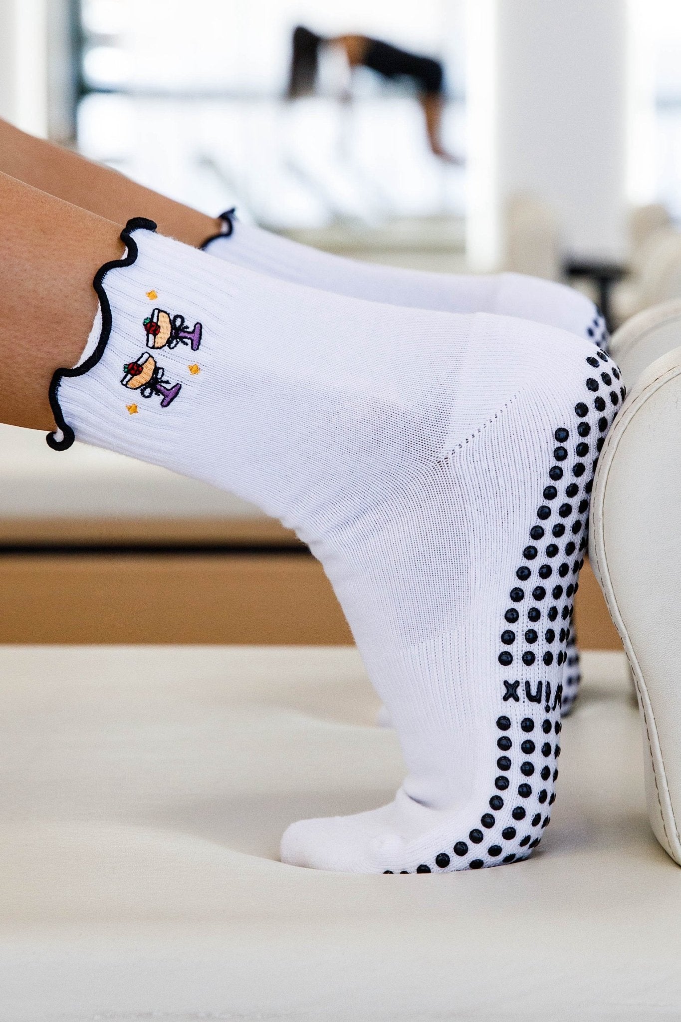 Frilly Champers Grip Socks - Cheeky Winx